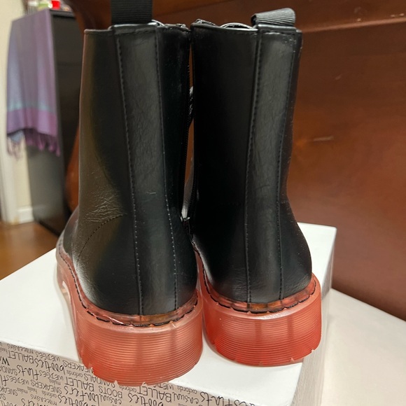 Black Combat Boots, size 9, multicolor low Platform, NWT, Ready for Prid… - Picture 5 of 5